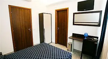 Av 2* Milánó
