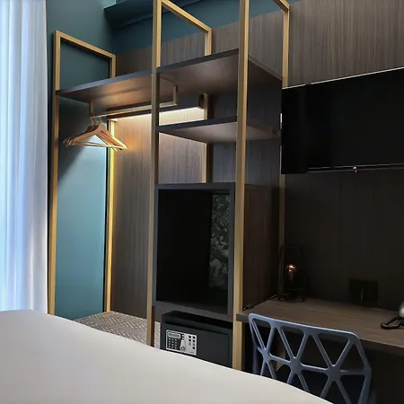 Hotel Av 2*