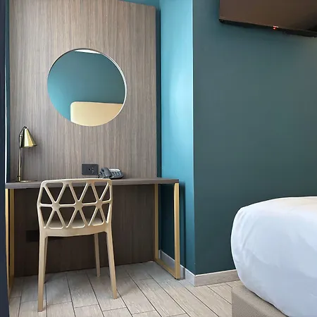 Hotel Av 2*